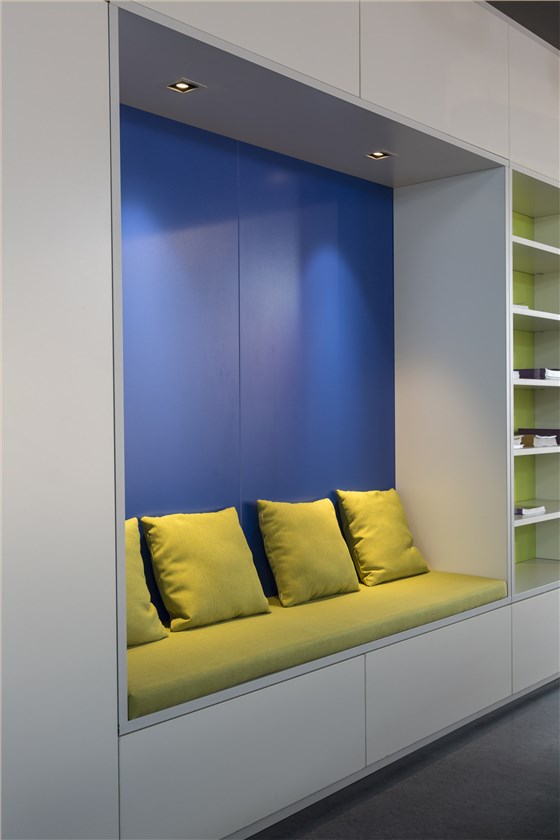 快鱼服饰有限公司绒沙发茶几墩休闲空间案例照片 (2)