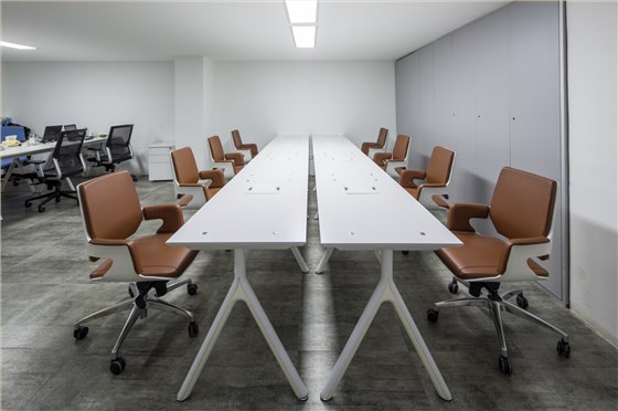 广州文创互联网技术服务中心HELLO脚板式办公台职员空间案例照片 (5)