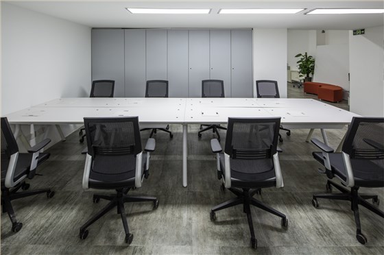 广州文创互联网技术服务中心HELLO脚板式办公台职员空间案例照片 (11)