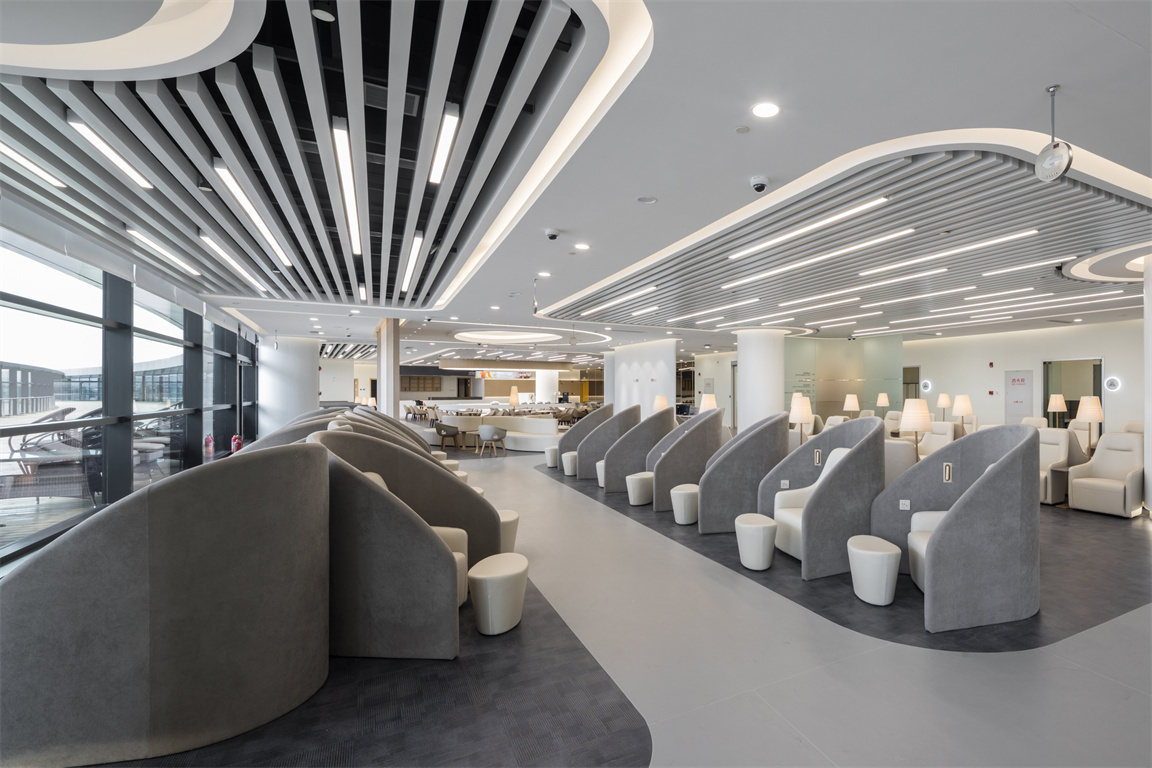 南航小图真皮沙发茶几休闲空间案例照片 (36)