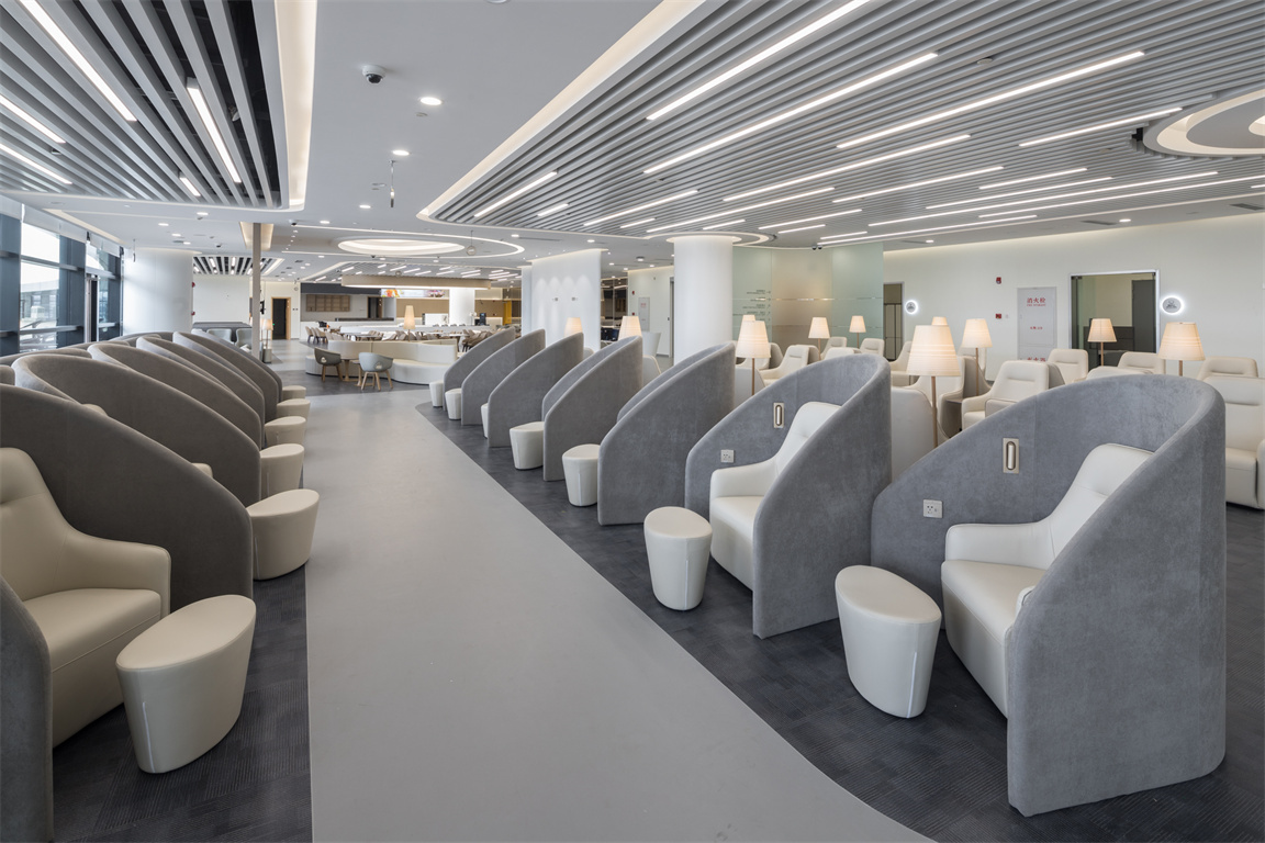 南航小图真皮沙发茶几休闲空间案例照片 (37)