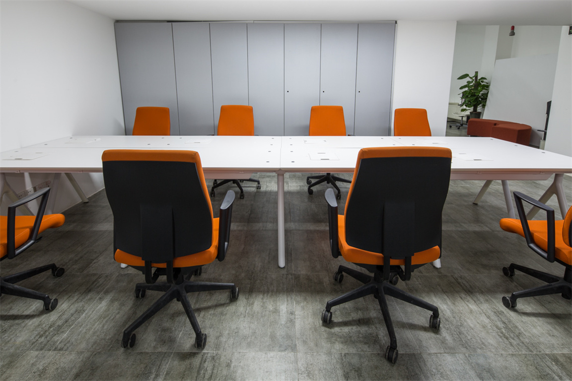 广州文创互联网技术服务中心HELLO脚板式办公台职员空间案例照片 (4)